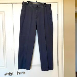 Haggar Classic fit khaki.  Flat front w/pockets.  34x32.  Gray